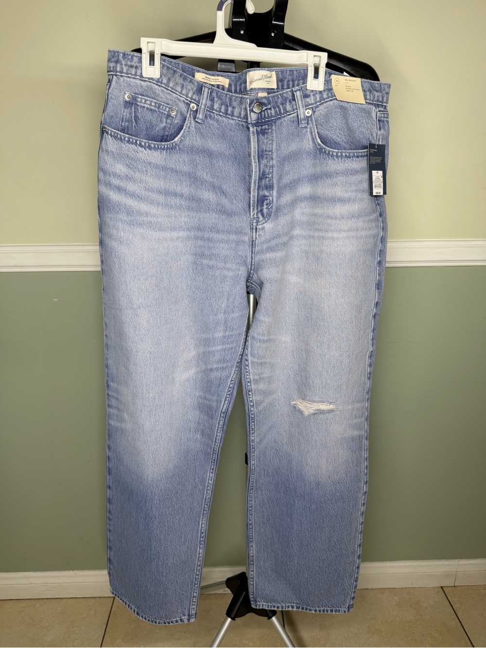 Universal Thread Light Blue Women's 90’s Baggy Leg Mid rise relaxed hip & thigh